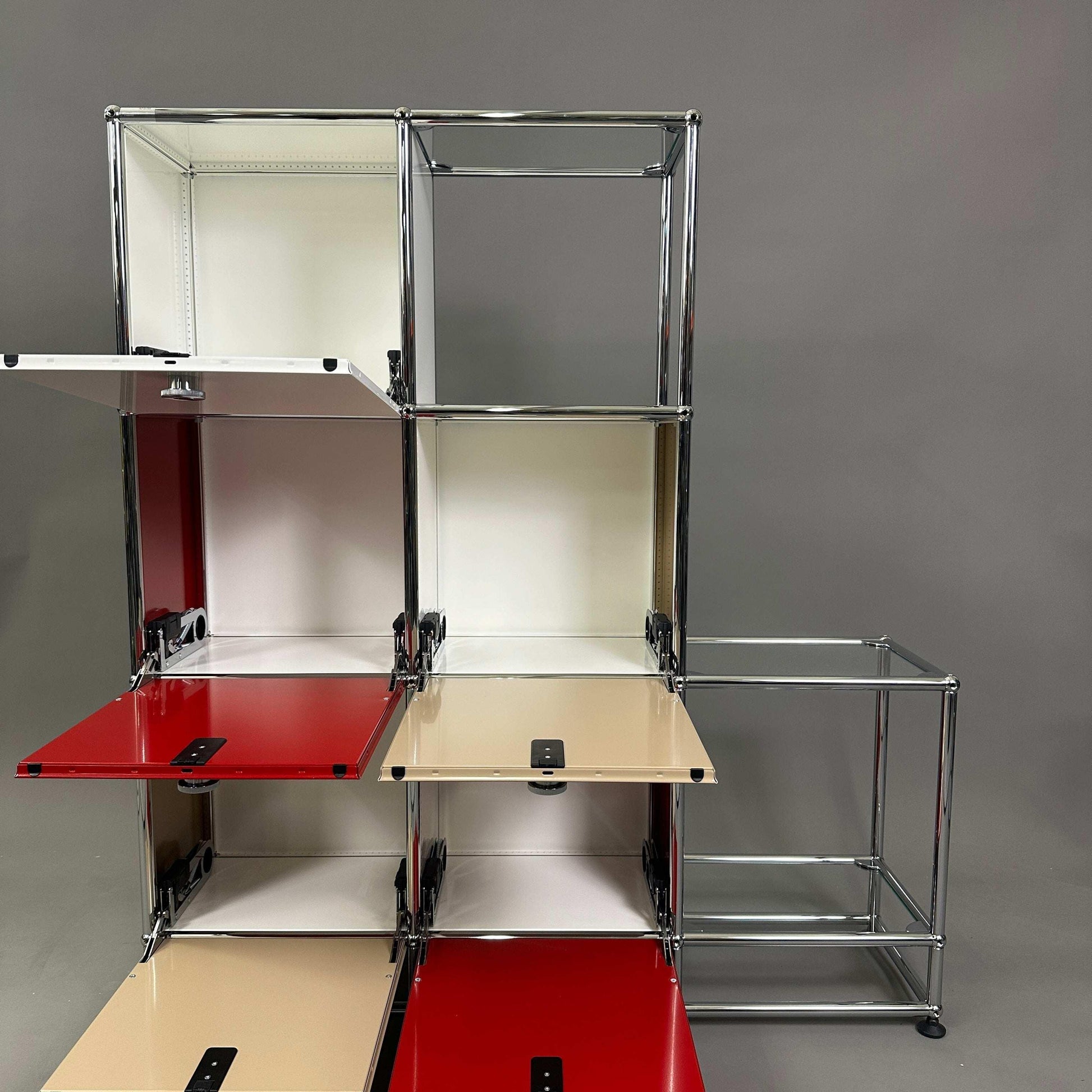 USM Haller Highboard 3x3 mit 5 Klappen in rot, weiß und beige, 28 cm Tiefe, moderne Chromrahmen und Glasfächer
