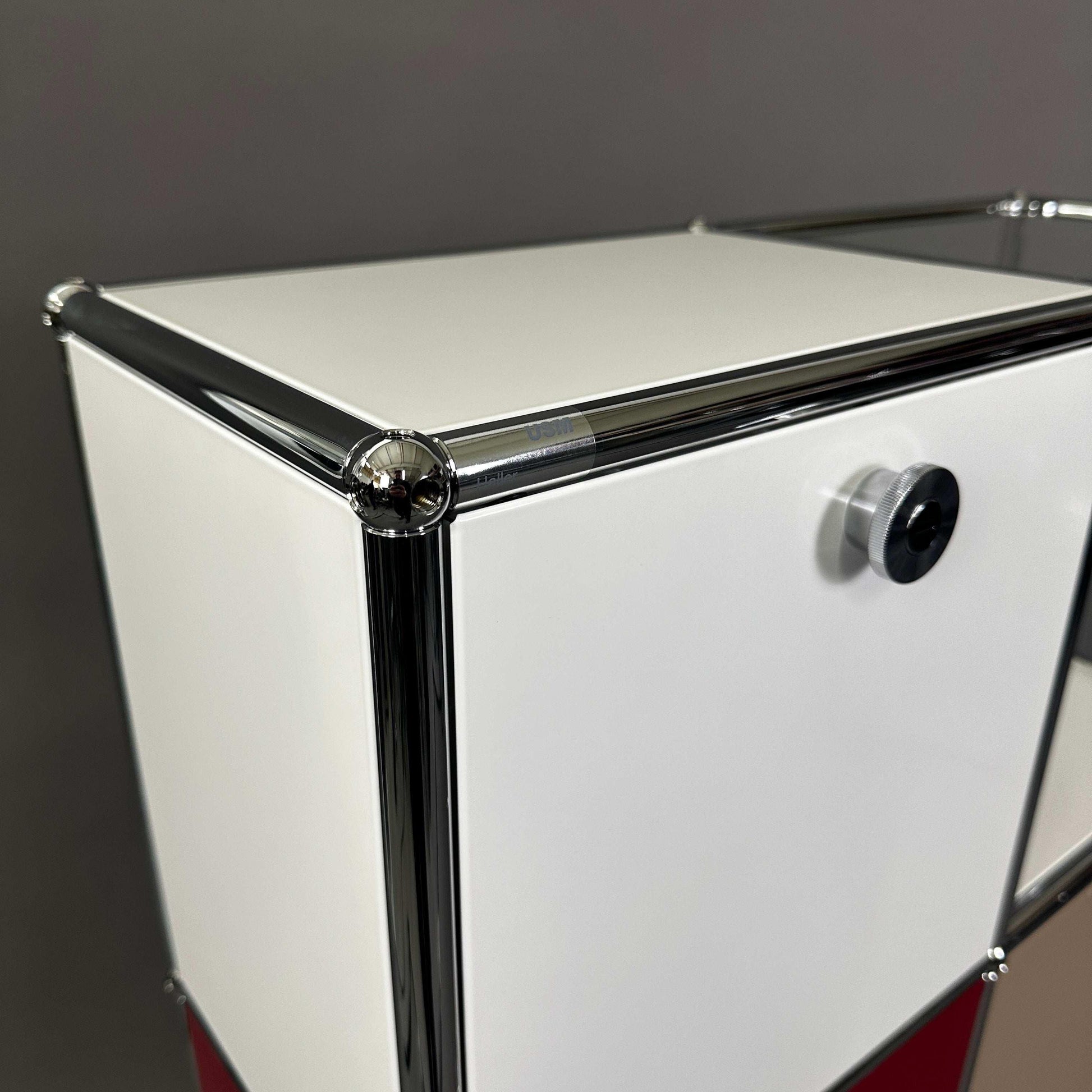 USM Haller Highboard in rot, weiß und beige mit 28 cm Tiefe und 5 Softclose-Klappen