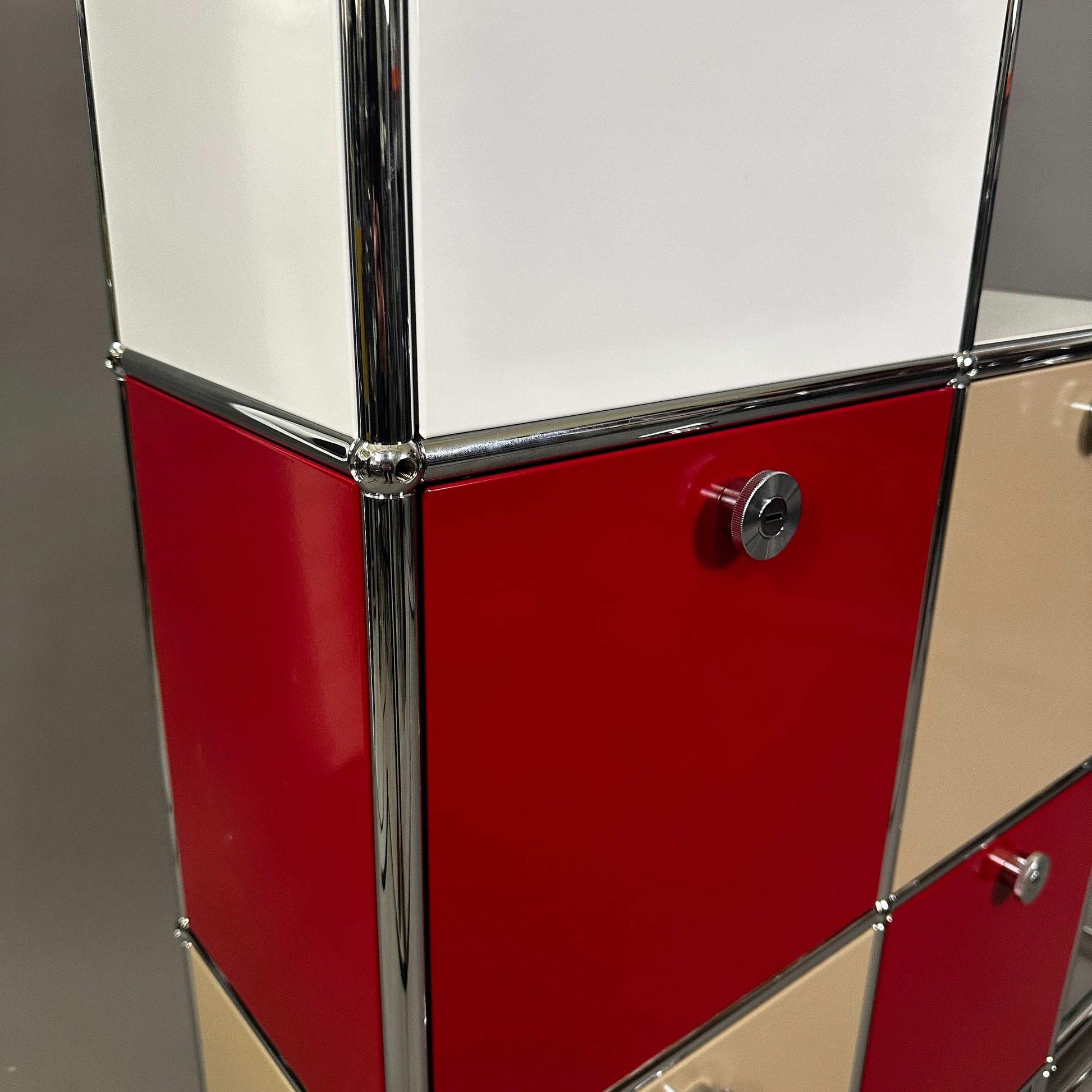 USM Haller Highboard 3x3 mit rot, weiß und beige Klappen, 28 cm Tiefe und softclose Mechanismus