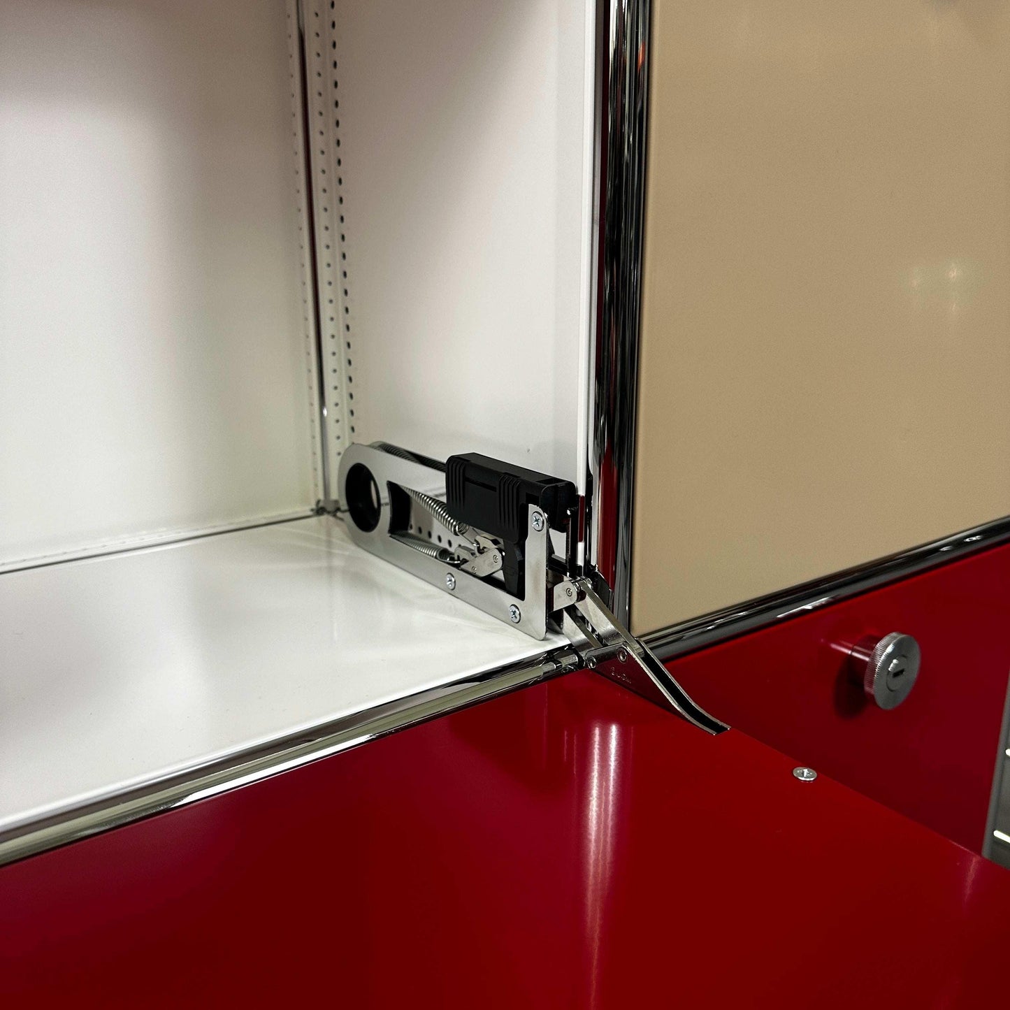 USM Haller Highboard 3x3 rot weiß beige mit Softclose Klappen und Glasfächern, 28 cm Tiefe