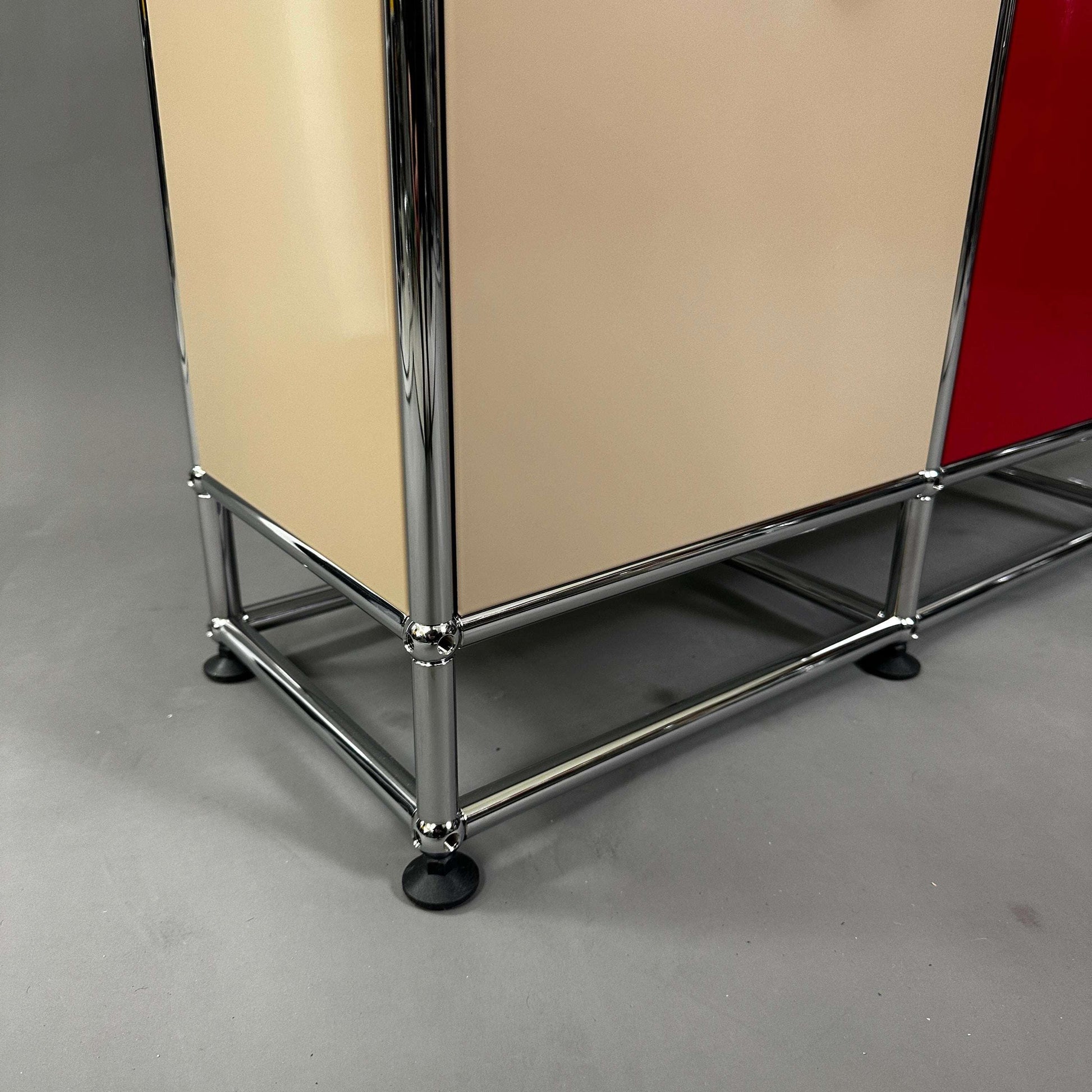 USM Haller Highboard 3x3 mit 5 Klappen in beige, rubinrot und weiß, 28 cm Tiefe, Metallrahmen und Standfüße