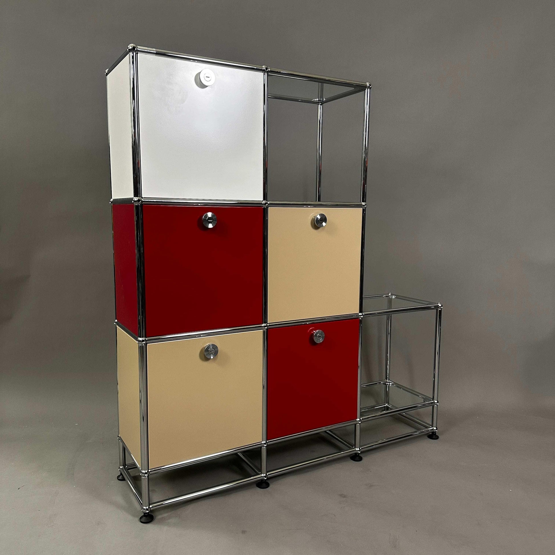 USM Haller Highboard in Rot Weiß Beige mit 5 Klappen und 2 Glasfächern, 120x107x28 cm tief