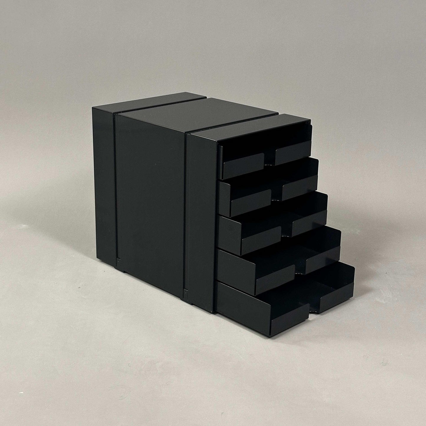 USM Haller Inos Kasten-Set in graphitschwarz mit 5 und 10 Schubladen, kompakte Maße 31,5 x 24 x 33,5 cm, moderne Aufbewahrungslösung