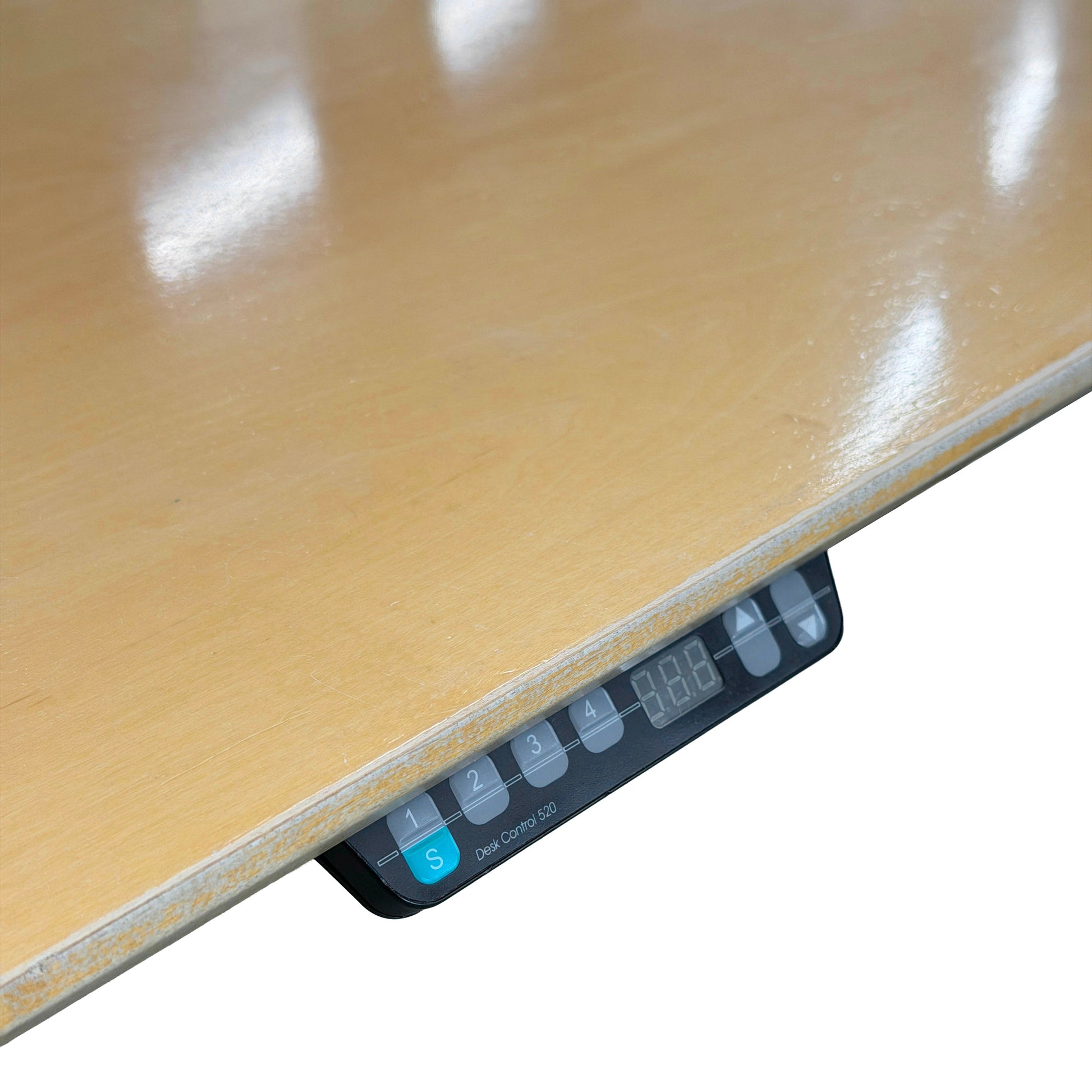 USM Haller Kitos E Schreibtisch mit heller Buche-Tischplatte und digitaler Höhenverstellung.