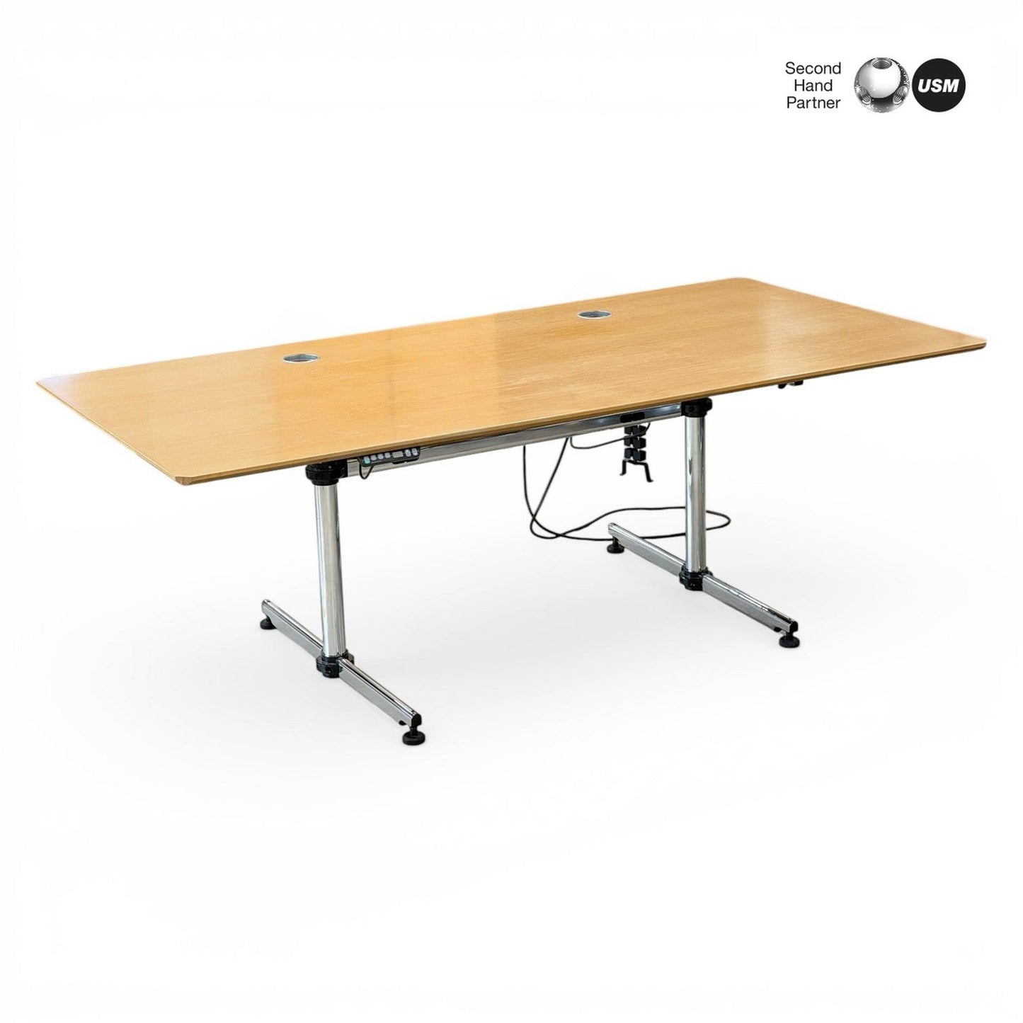 USM Haller Kitos E Schreibtisch mit heller Buche Svoboda Tischplatte und verchromtem Gestell.