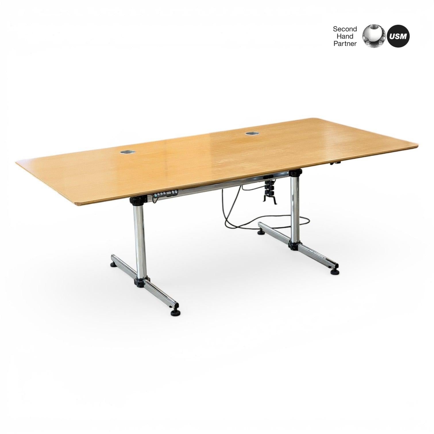 USM Haller Kitos E Schreibtisch mit heller Buche Svoboda Tischplatte und verchromtem Gestell.