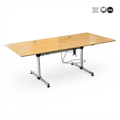 USM Haller Kitos E Schreibtisch mit heller Buche Svoboda Tischplatte und verchromtem Gestell.