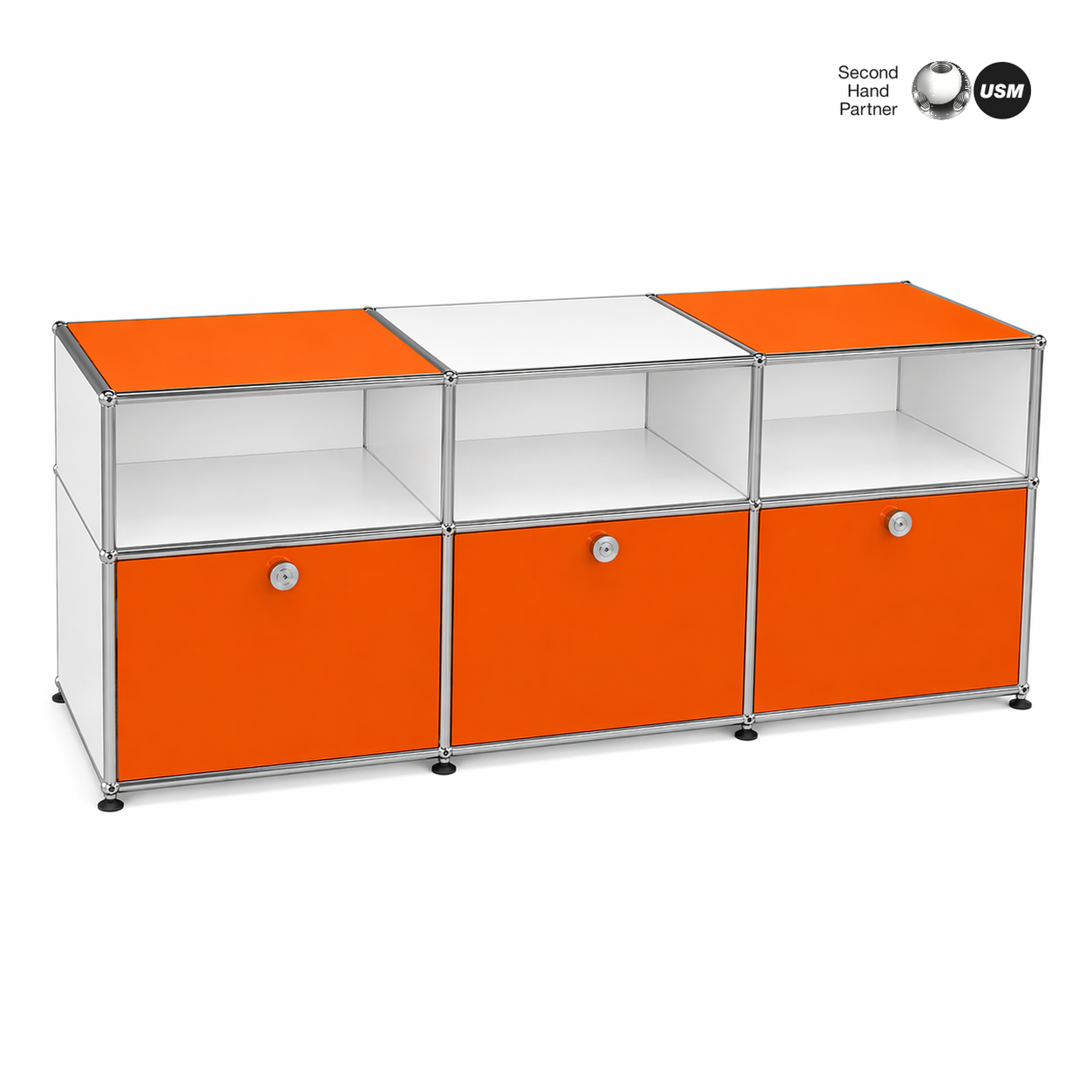 USM Haller Lowboard 3x2 in Reinorange und Weiß, mit 2 Klappen und 1 Auszug.