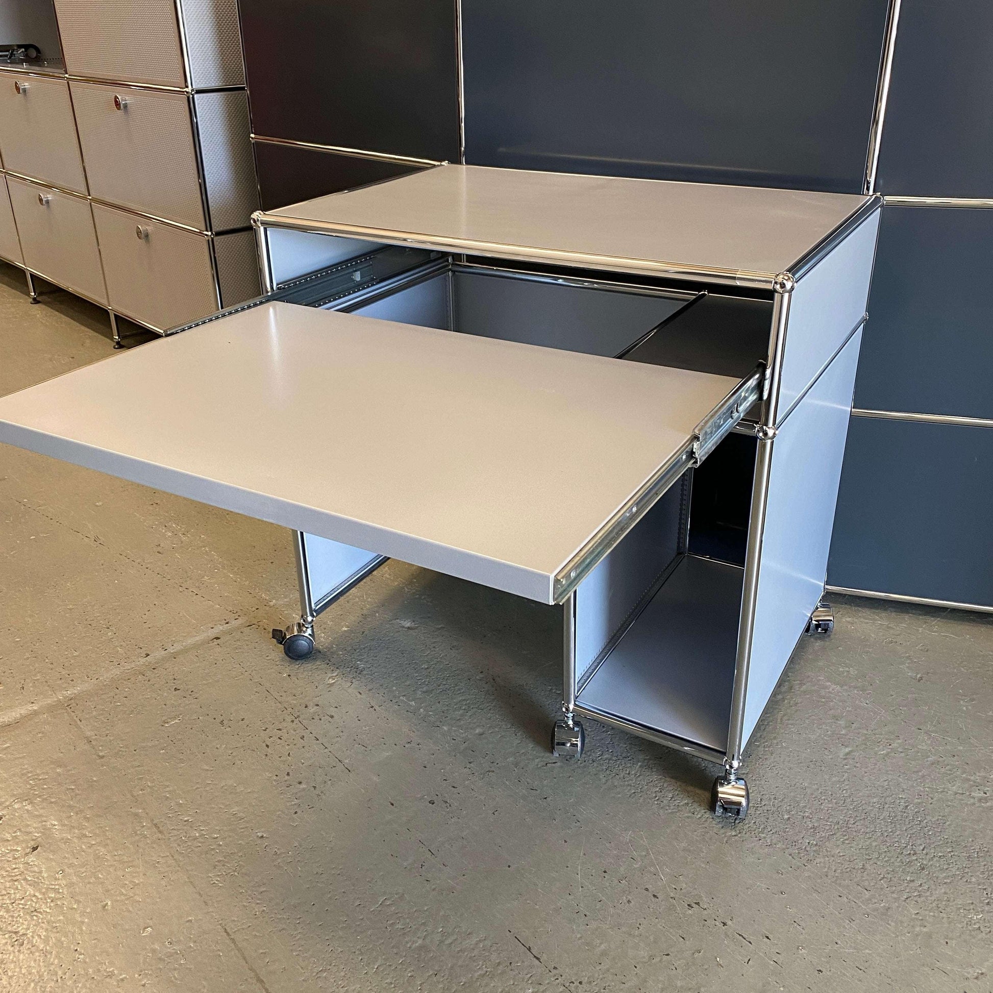 USM Haller PC-Tisch in mattsilber with pull-out keyboard tray and compact design on casters