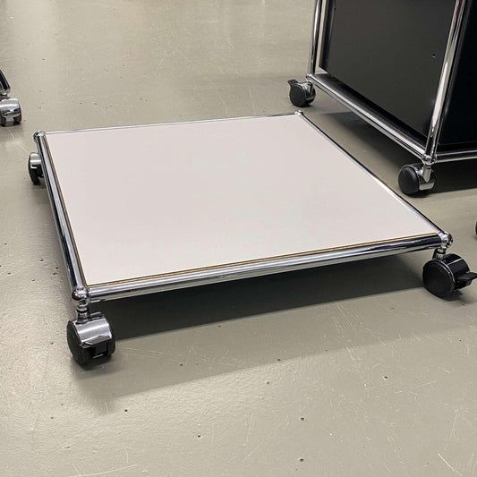 USM Haller Pflanzenbrett mit beschichtetem weißem Tablar und Rollen 52x52 cm