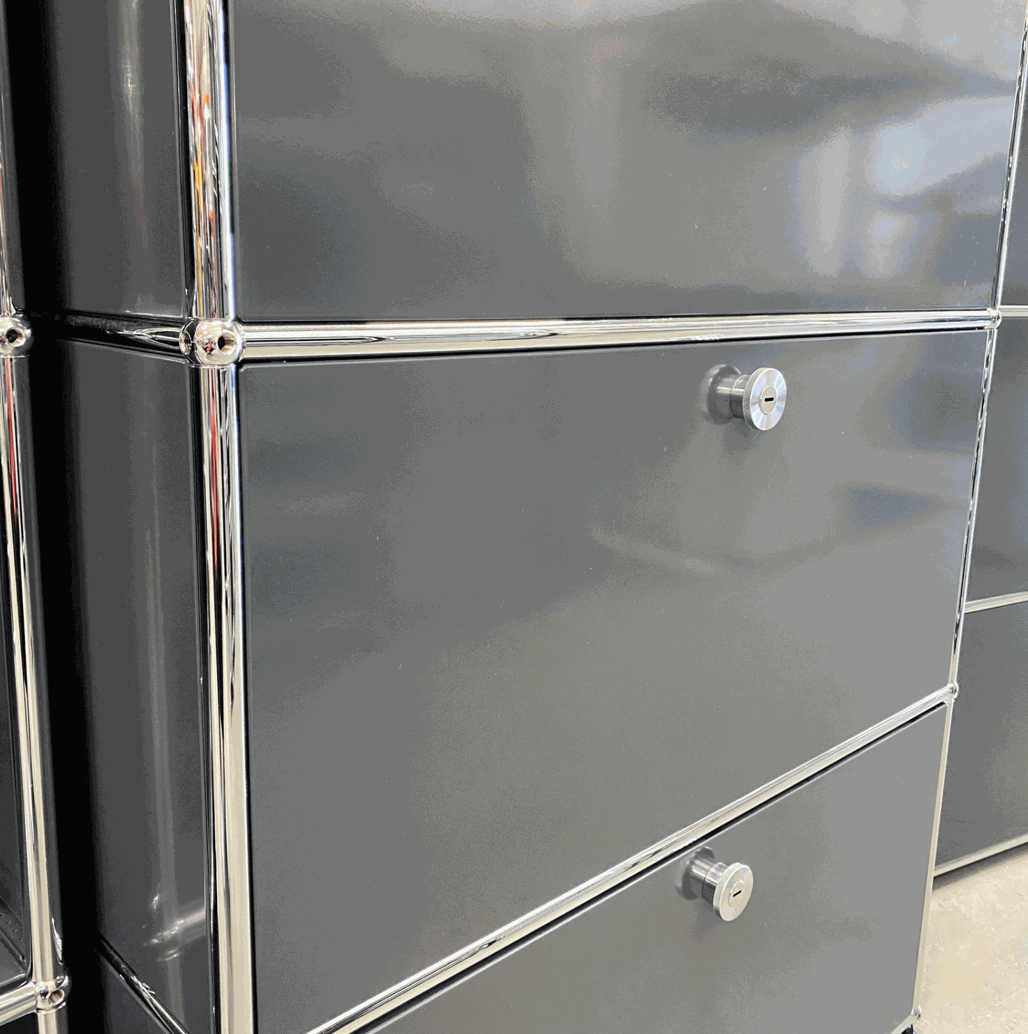 USM Haller Regal anthrazit mit Schubladen, Klappe und Einschubtür, Maße 179x78x38 cm