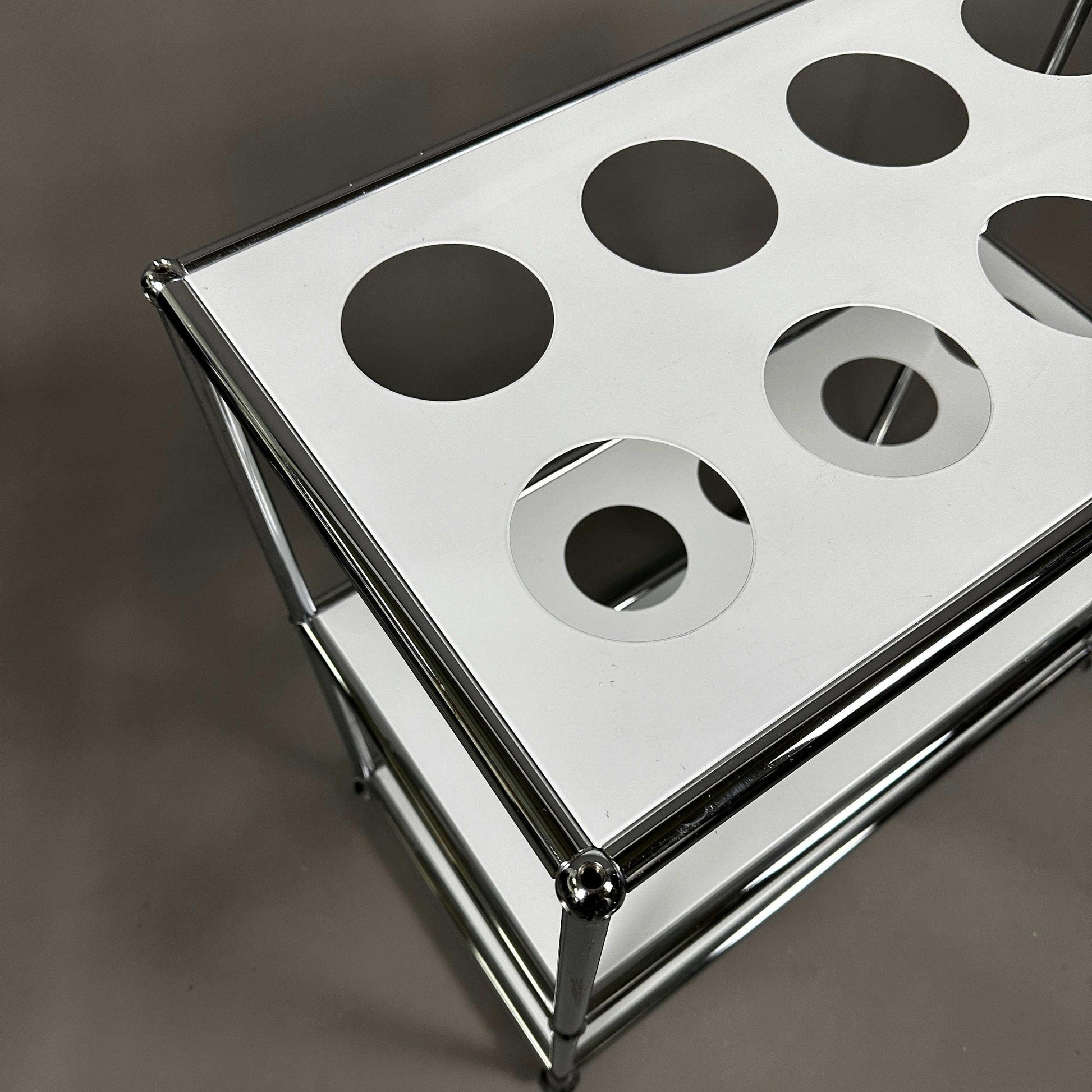 USM Haller Regal für Papierrollen in lichtgrau, 78x74x38 cm, Metallgestell mit runden Aussparungen zur Lagerung von Papierrollen.