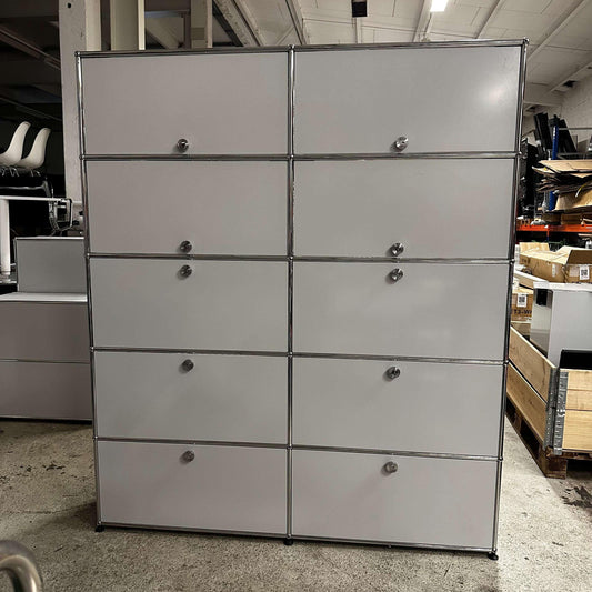 USM Haller Regal in light gray with large storage compartments and sleek steel frame