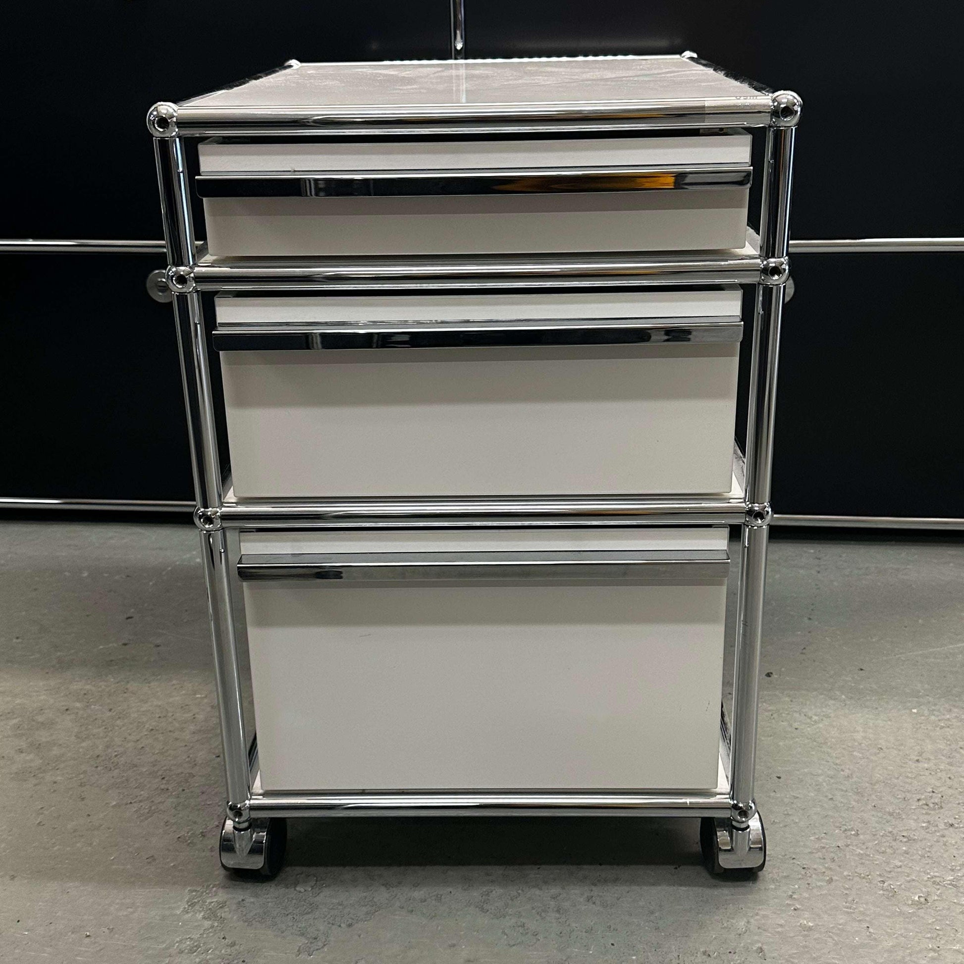 USM Haller Rollcontainer in pure white with chrome frame and three drawers on wheels