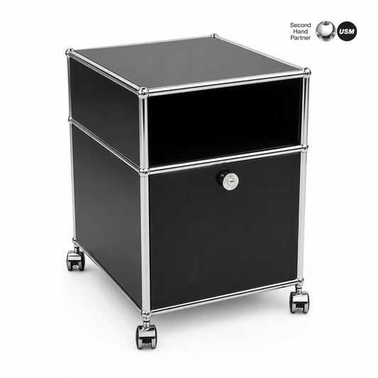 USM Haller Rollcontainer in Schwarz mit Klapptür, Kabelauslass und Rollen.