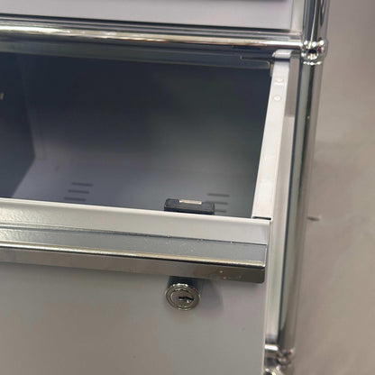USM Haller Rollcontainer Hellgrau mit 3 Schubladen und Schloss detail nahaufnahme