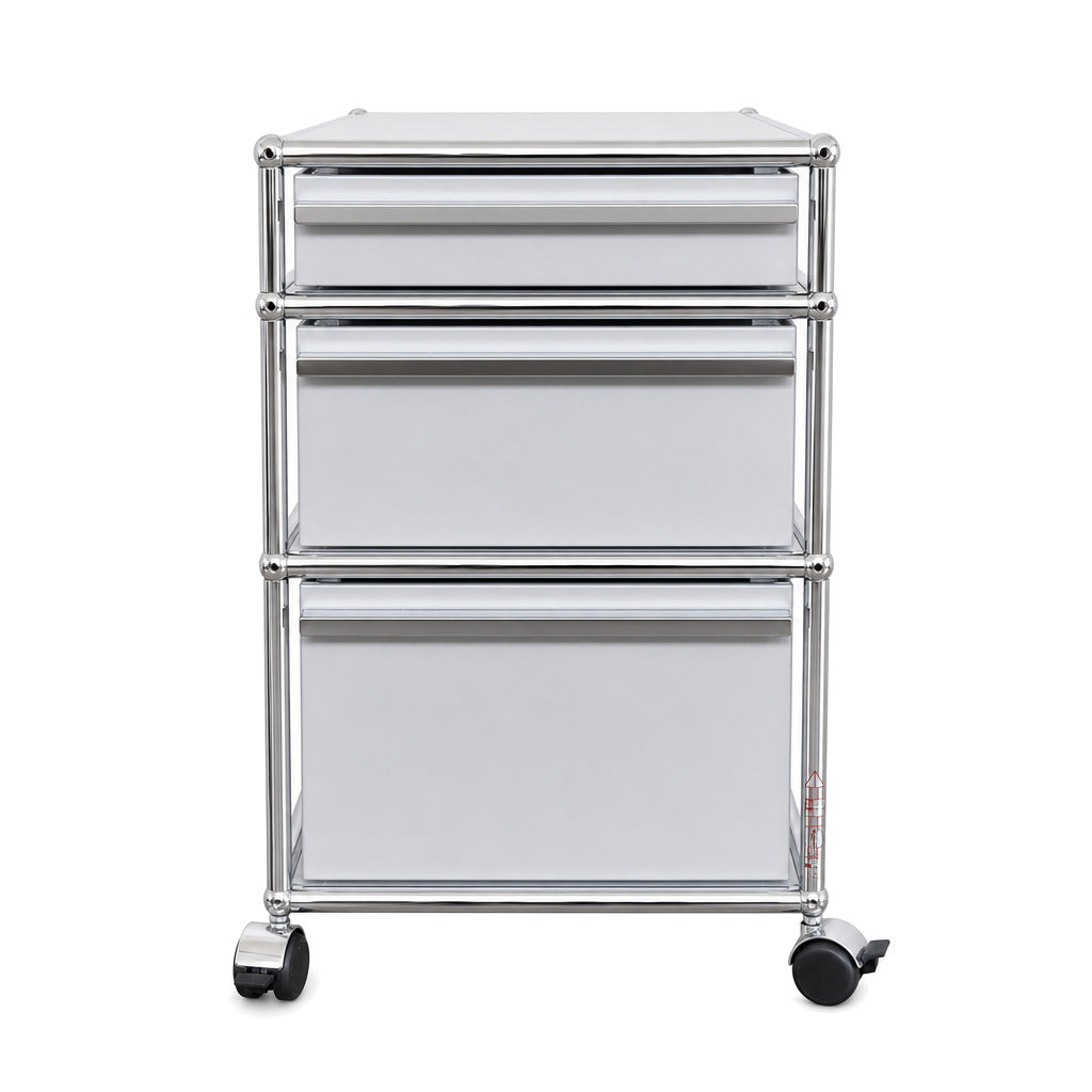 USM Haller Rollcontainer in Mattsilber mit drei Auszügen und verchromtem Stahlrohrrahmen, 60,5x41,8x52,3 cm.