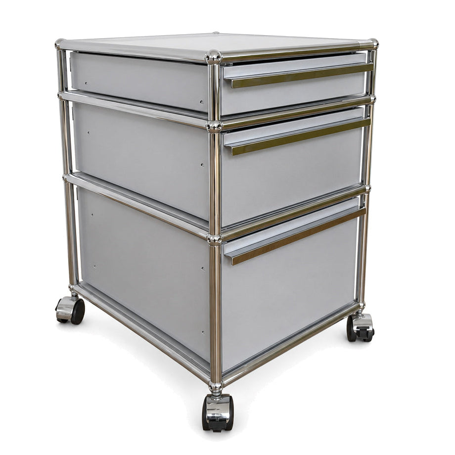 USM Haller Rollcontainer in Mattsilber mit drei Auszügen, verchromtem Stahlrohrrahmen und Rollen, 60,5x41,8x52,3 cm.