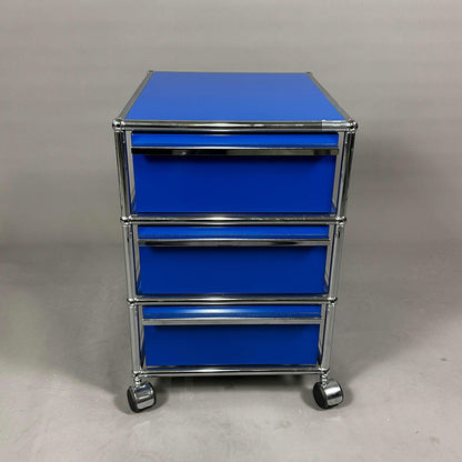 USM Haller Rollcontainer enzianblau mit drei Auszügen und Chromrahmen auf Rollen