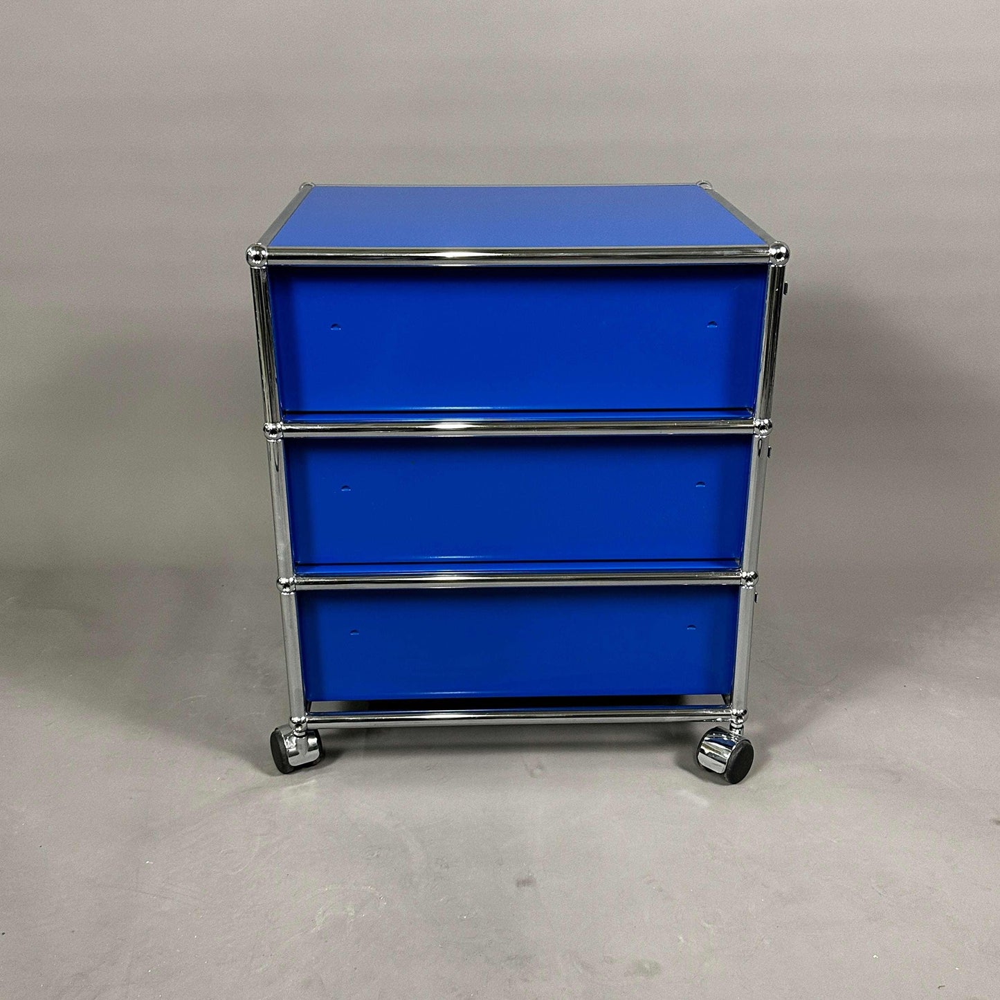USM Haller Rollcontainer mit drei blau lackierten Schubladen und verchromtem Gestell auf Rollen