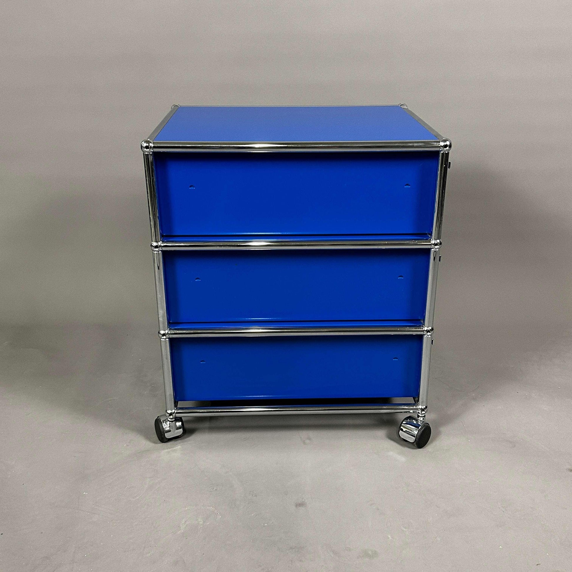 USM Haller Rollcontainer mit drei blau lackierten Schubladen und verchromtem Gestell auf Rollen