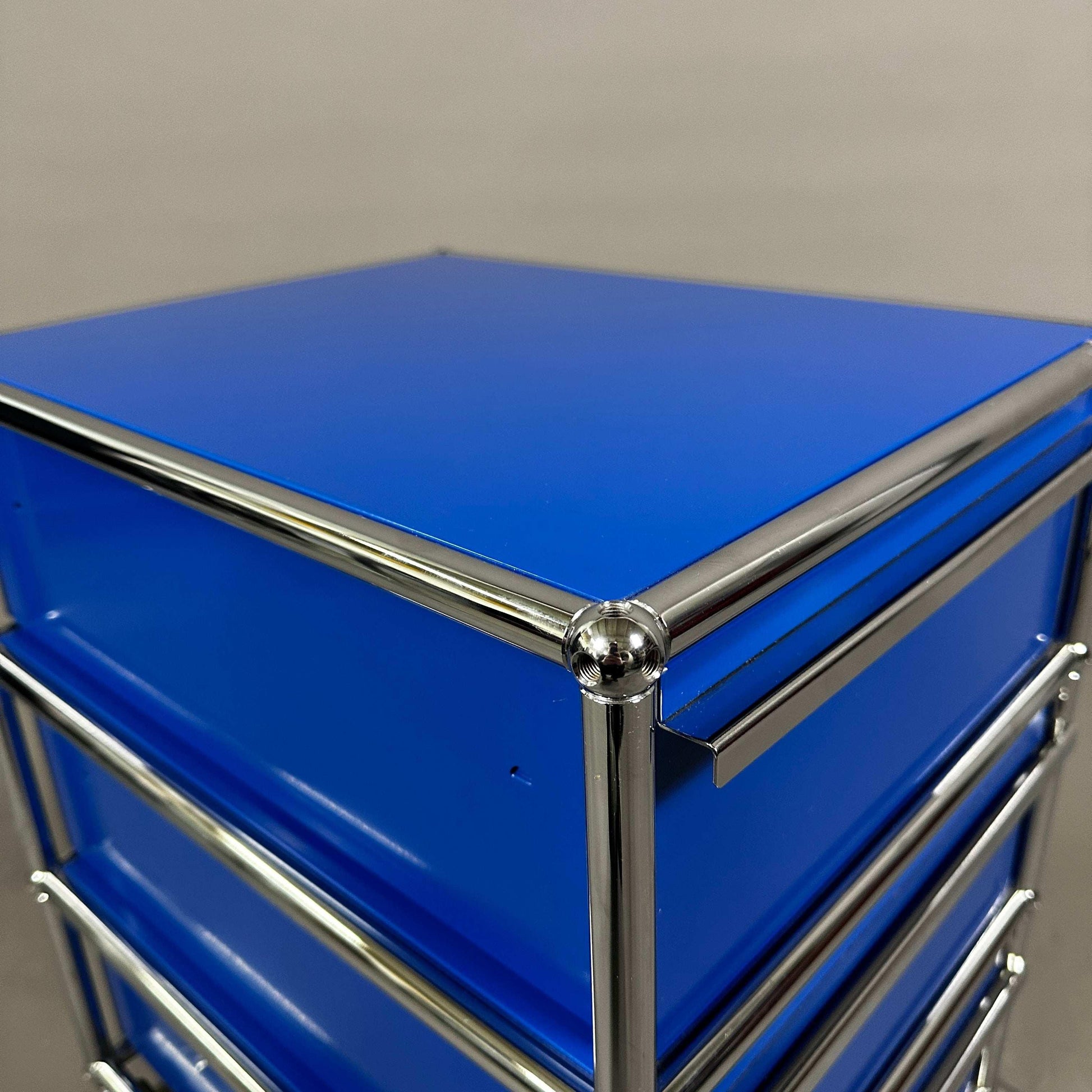USM Haller Rollcontainer enzianblau mit 3 Auszügen in sehr gutem Zustand
