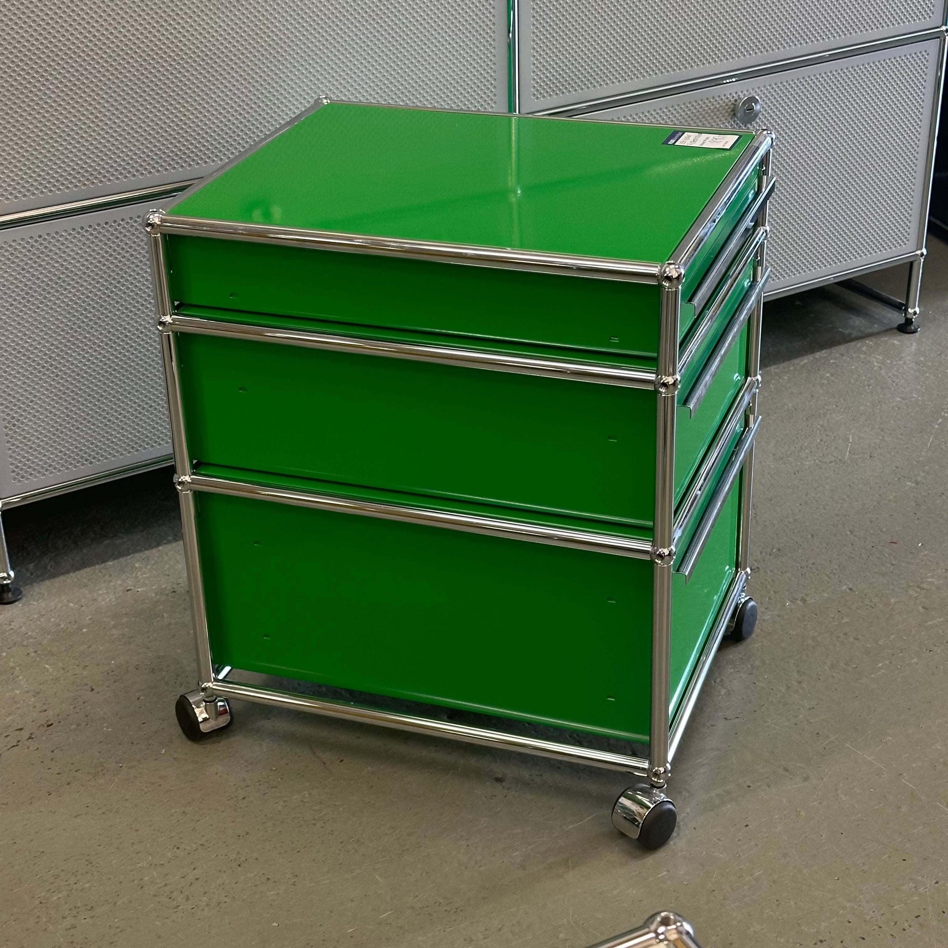 USM Haller Rollcontainer in green with three drawers and caster wheels