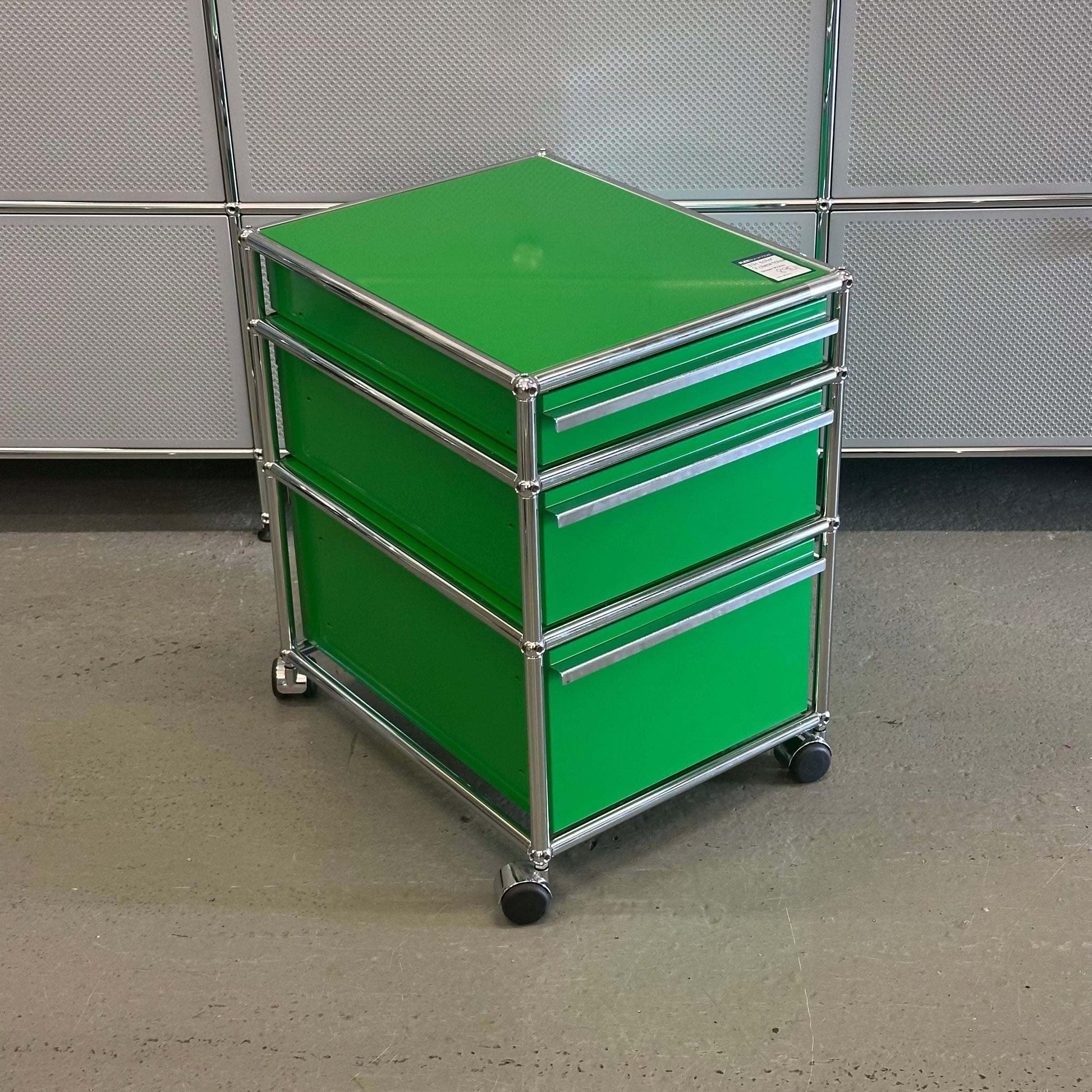 Green USM Haller Rollcontainer with three drawers and chrome frame on wheels