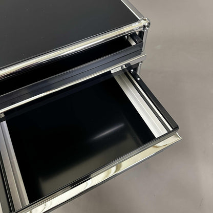 USM Haller Rollcontainer schwarz mit 3 offenen Schubladen und Chromrahmen, Maße 42x61x53 cm