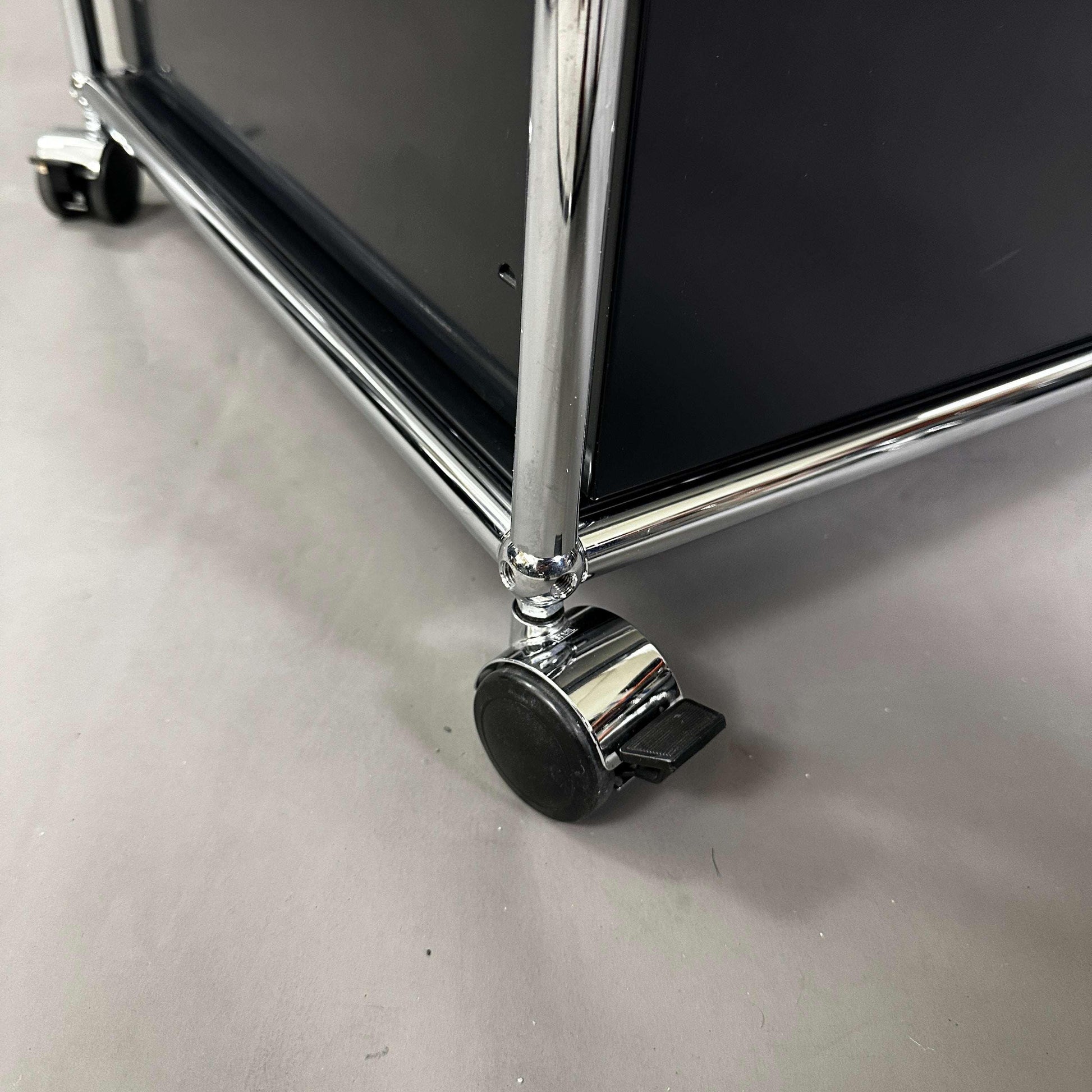 USM Haller Rollcontainer schwarz mit drei Schubladen und verchromtem Gestell auf Rollen, 42 x 61 x 53 cm