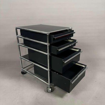 USM Haller Rollcontainer schwarz mit vier Auszügen und verchromtem Gestell, Maße 42x61x63 cm, graphitschwarz, sehr guter Zustand