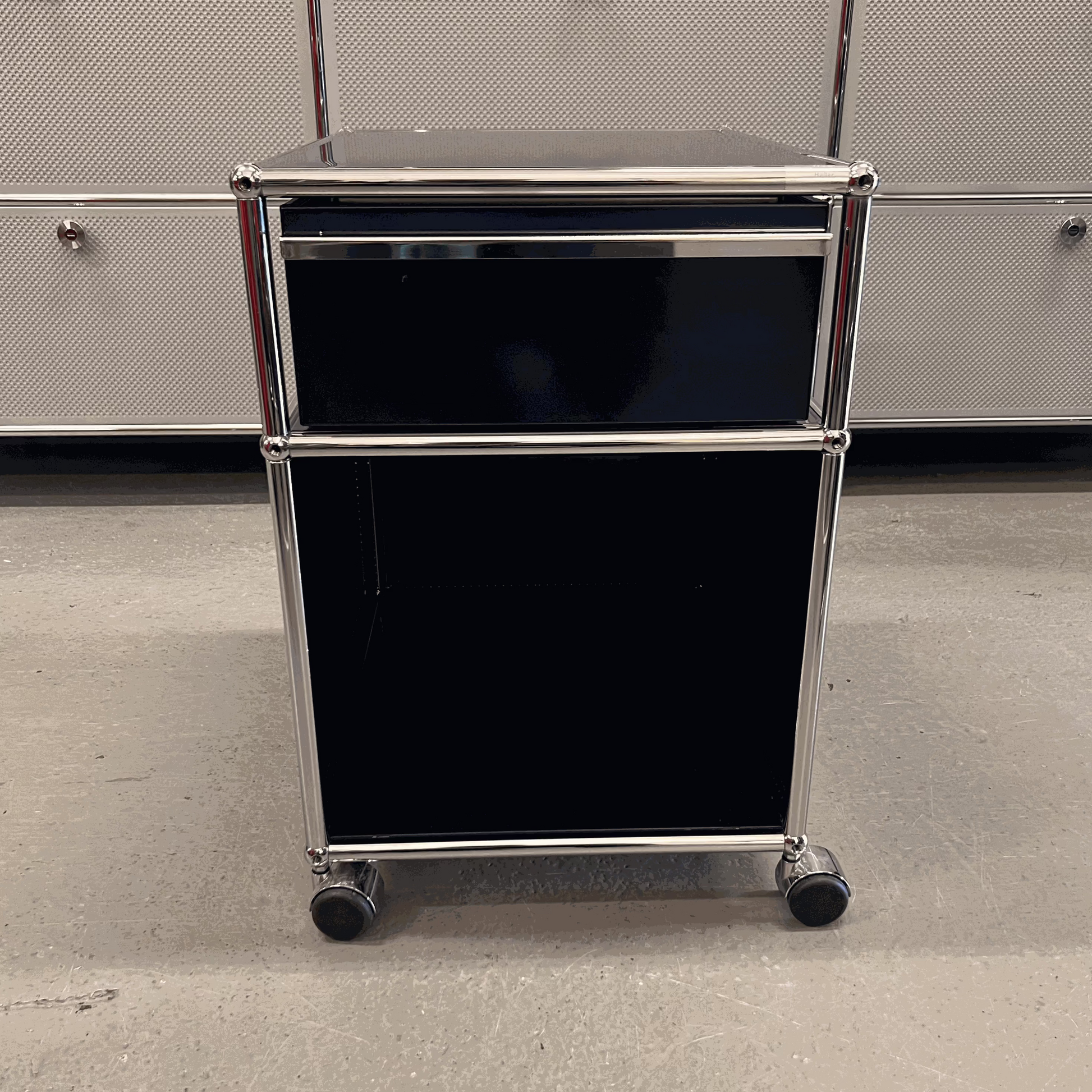 USM Haller Rollcontainer in stahlblau mit zwei Auszügen und Rollen