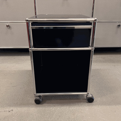 USM Haller Rollcontainer in stahlblau mit zwei Auszügen und Rollen