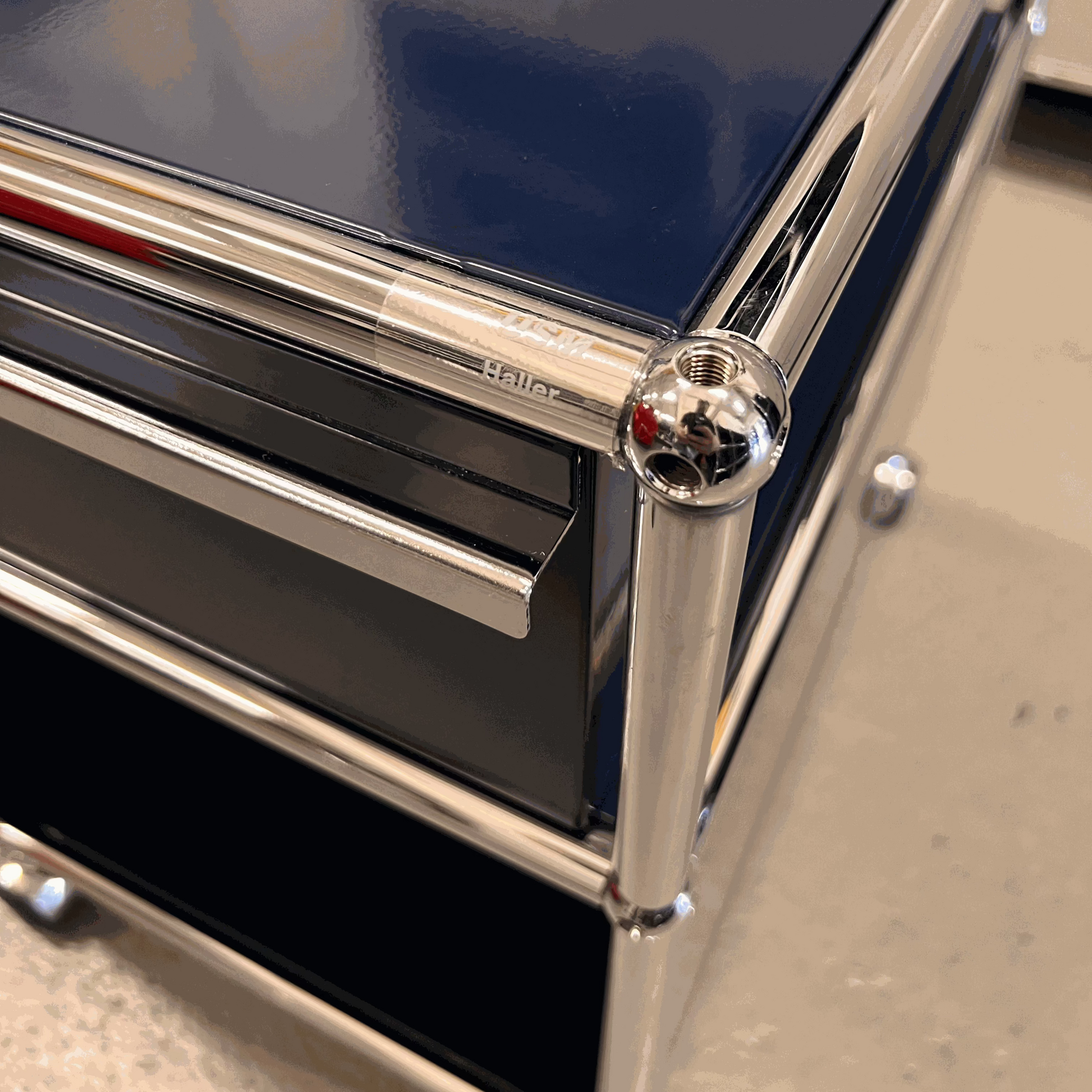 USM Haller Rollcontainer stahlblau mit zwei Auszügen und verchromtem Rahmen detailnah