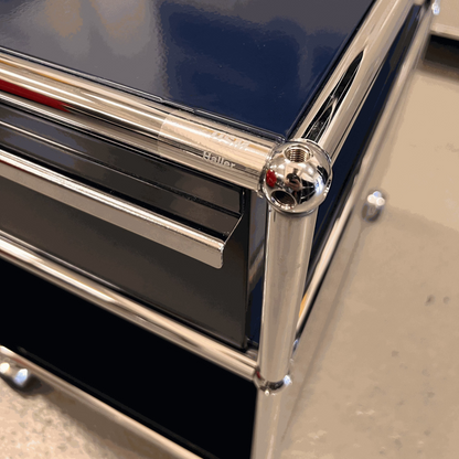 USM Haller Rollcontainer stahlblau mit zwei Auszügen und verchromtem Rahmen detailnah