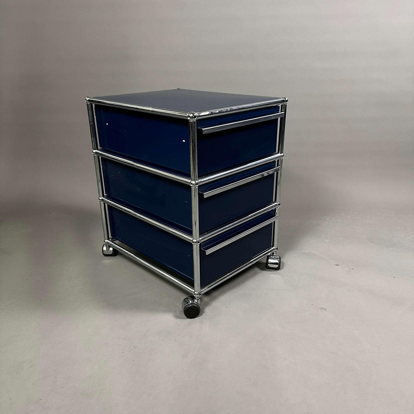 USM Haller Rollcontainer stahlblau mit drei Auszügen auf Rollen
