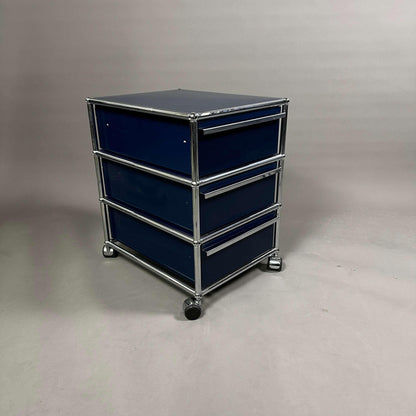 USM Haller Rollcontainer stahlblau mit drei Auszügen auf Rollen