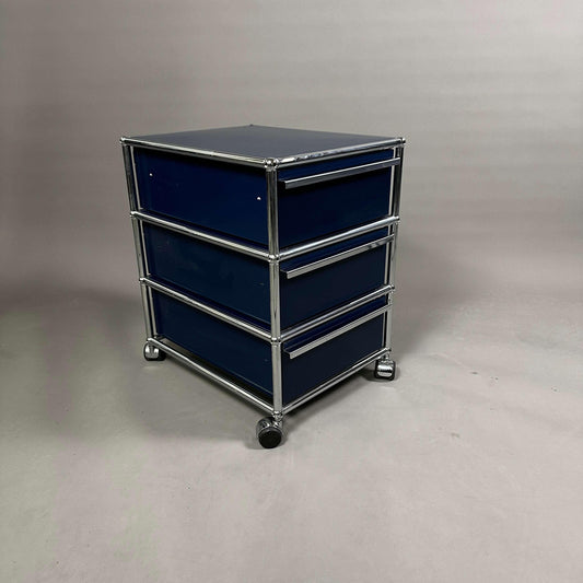 USM Haller Rollcontainer stahlblau mit drei Auszügen auf Rollen