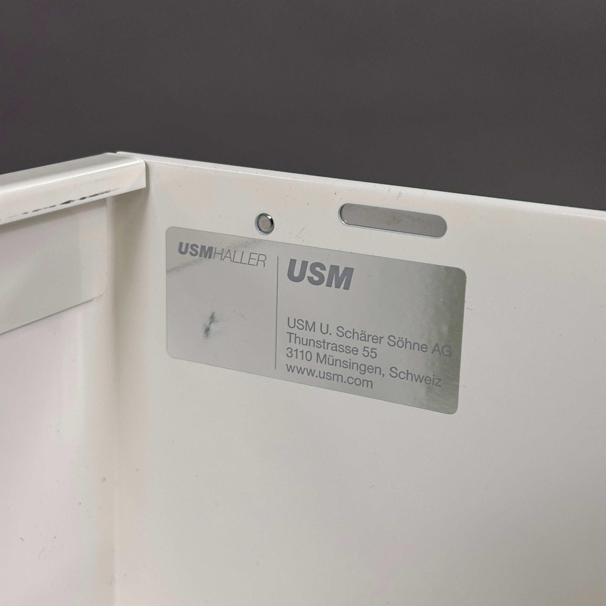 USM Haller Rollcontainer weiß mit 2 Auszügen und Seitenpanelen in sehr gutem Zustand