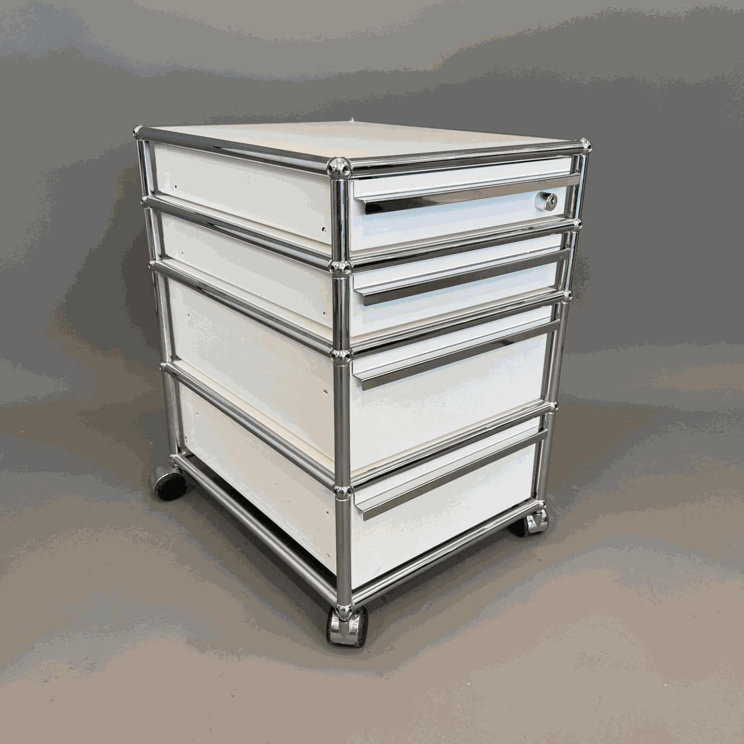 USM Haller Rollcontainer weiß mit 4 Auszügen und verchromtem Gestell auf Rollen, 42x52x63 cm