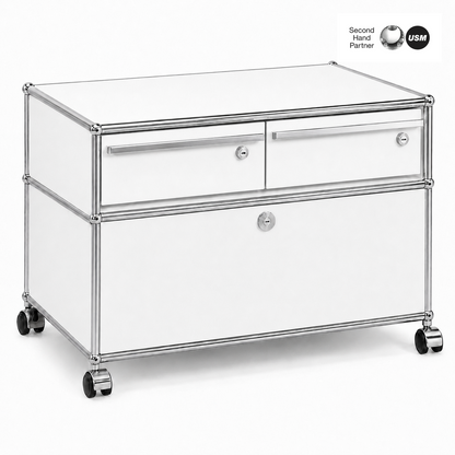 Weißer USM Haller Rollcontainer mit zwei Schubladen, einem Auszug und verchromtem Stahlrohrrahmen auf Rollen.