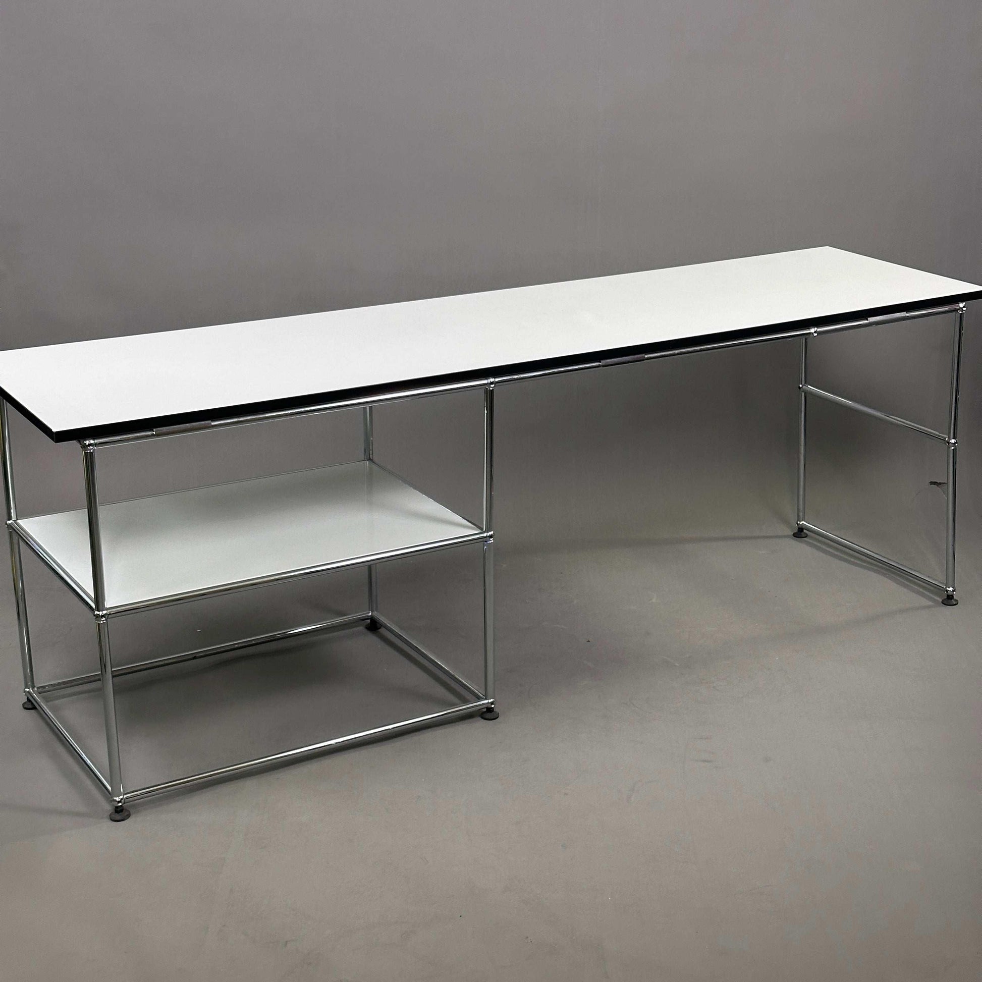 Moderner USM Haller Schreibtisch weiß mit Ablage 200x50 cm und lichtgrauem Tablar