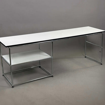 Moderner USM Haller Schreibtisch weiß mit Ablage 200x50 cm und lichtgrauem Tablar