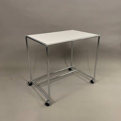 USM Haller Sekretär lichtgrau mit Chromgestell und Rollen, kompakter moderner Schreibtisch, B 750 x T 500 x H 700 mm