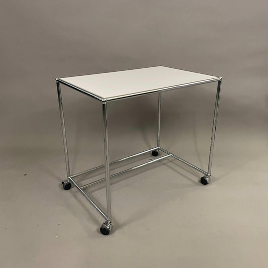 USM Haller Sekretär lichtgrau mit Chromgestell und Rollen, kompakter moderner Schreibtisch, B 750 x T 500 x H 700 mm