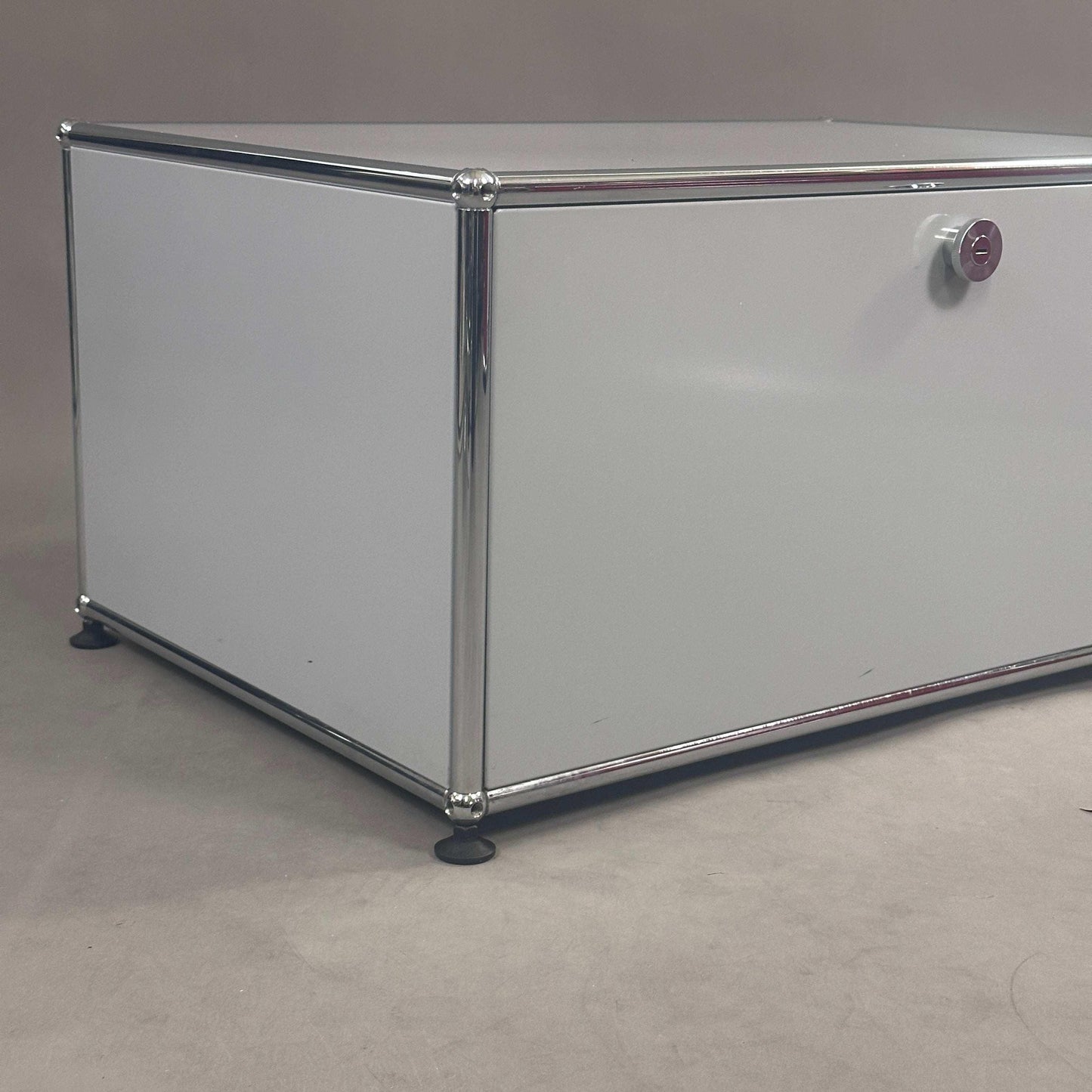 USM Haller Sideboard 1x1 grau mit 1 Klappe und 50 cm Tiefe, modernes Lowboard mit Chromrahmen