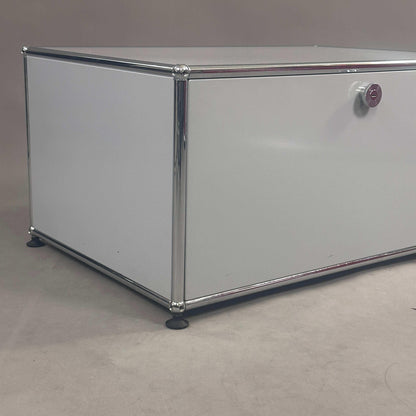 USM Haller Sideboard 1x1 grau mit 1 Klappe und 50 cm Tiefe, modernes Lowboard mit Chromrahmen