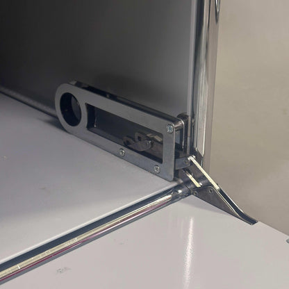 USM Haller Sideboard Detailansicht der grauen Klappe mit Schlossmechanismus und Chromrahmen