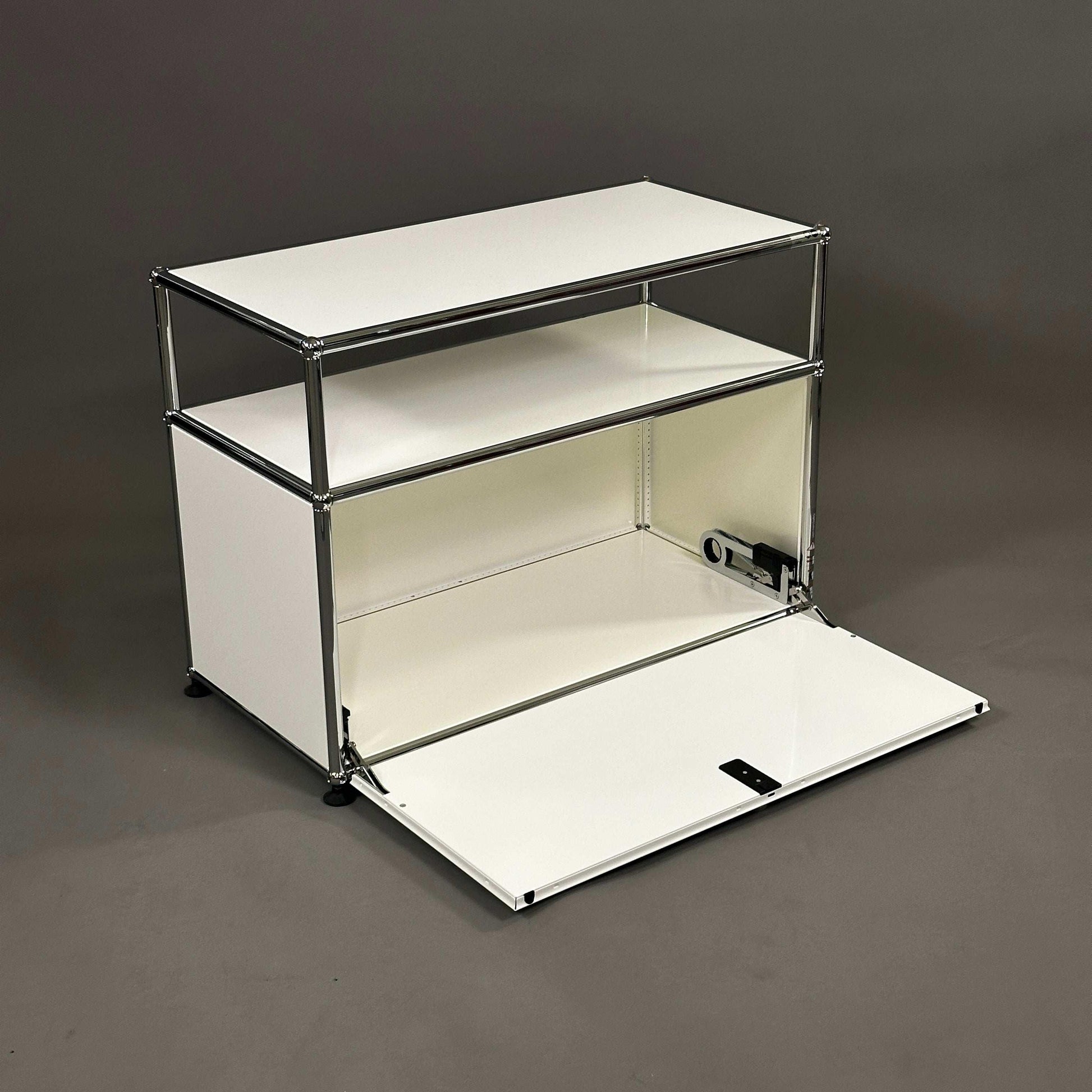 USM Haller weißes Sideboard 1x1,5 mit umgeklappter Tür und Fächern, 78x57x38 cm