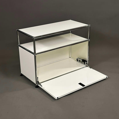 USM Haller weißes Sideboard 1x1,5 mit umgeklappter Tür und Fächern, 78x57x38 cm